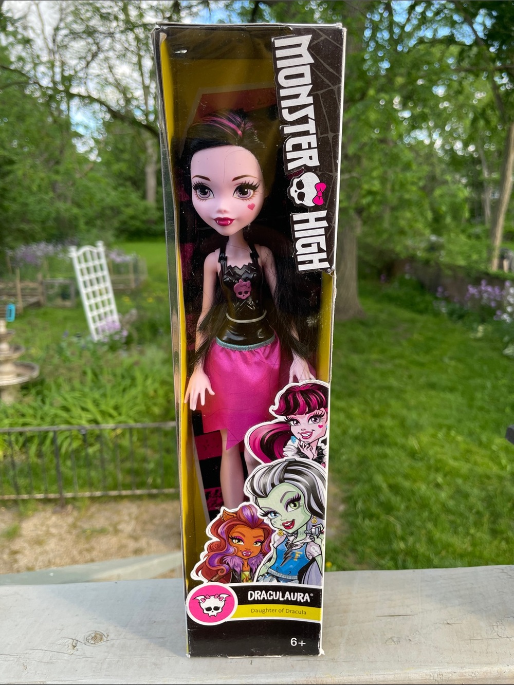 Monster High DracuLaura Doll in Black and Hot Pink Ensemble